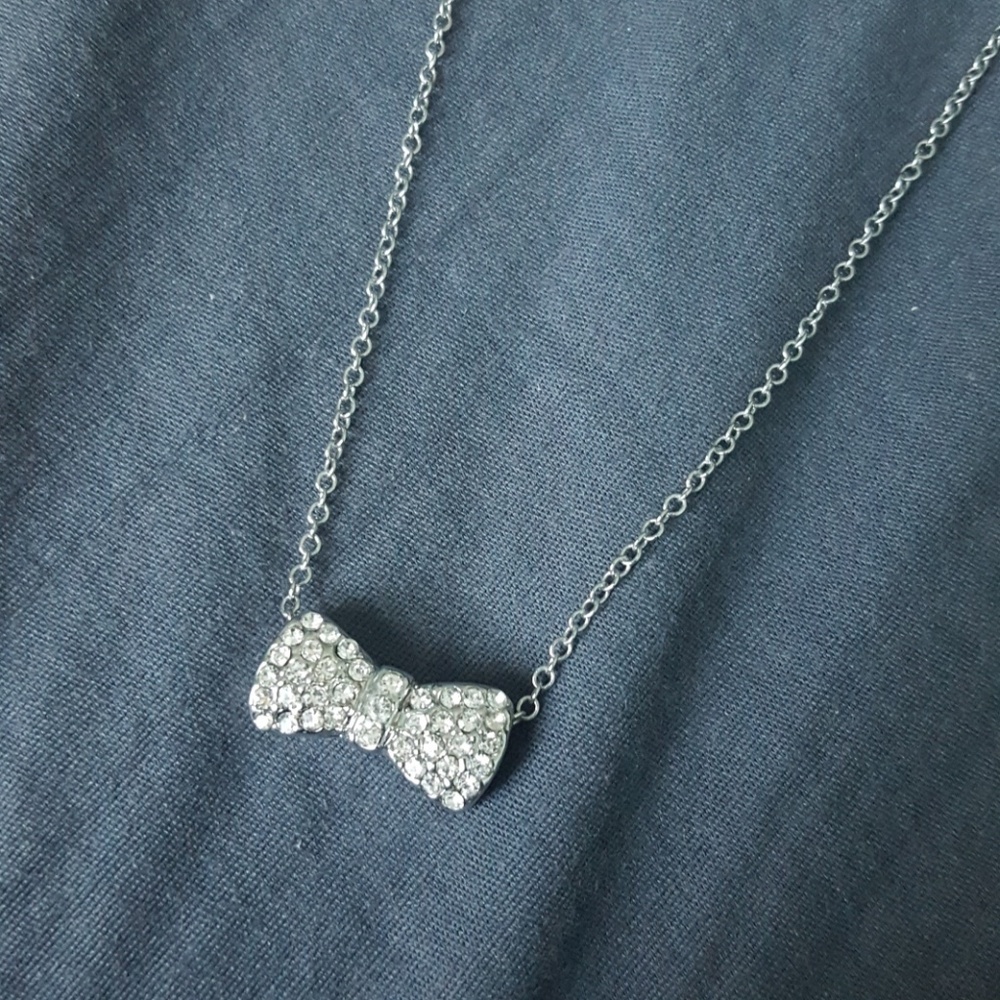 NWOT Bow Necklace